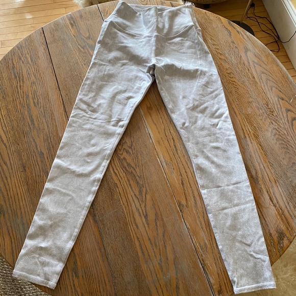 ALO gray 81 nylon,19 spand. metallic print legging - Picture 1 of 7